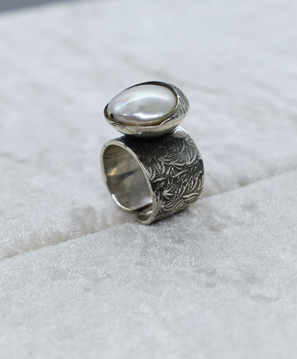 Carved Silver & Pearl Ring - Platear