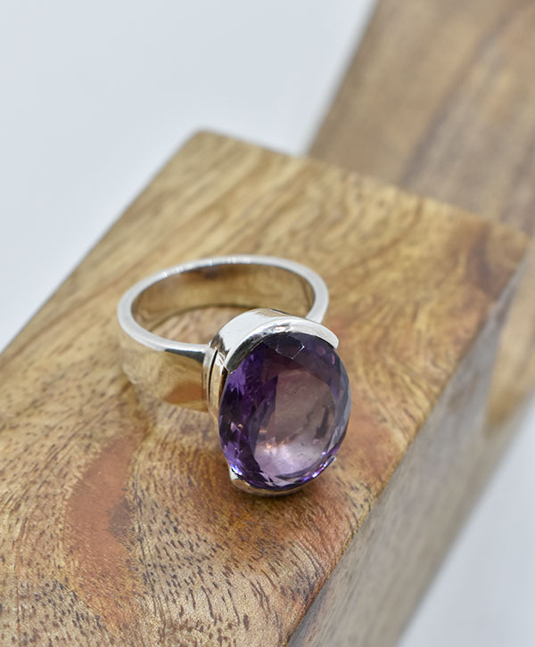 Violet Soveregn Ring